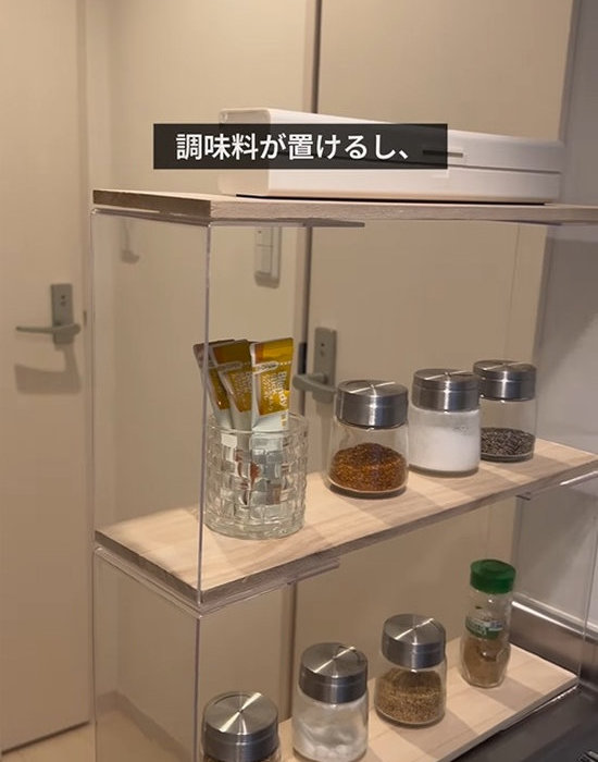 ディスプレイスタンドと木板を組み合わせた収納棚に調味料を置いている様子