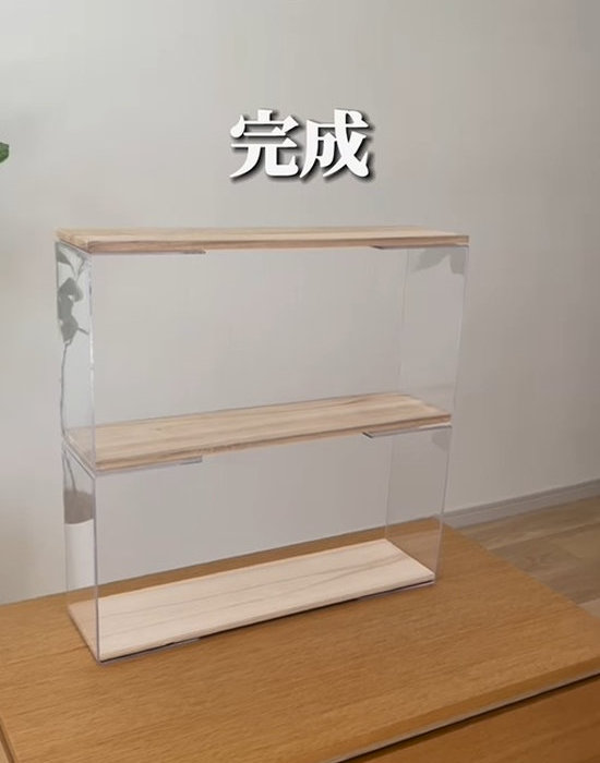 ディスプレイスタンドと木板を組み合わせた収納棚