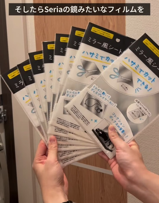 ミラー風シートを数枚手にしている様子