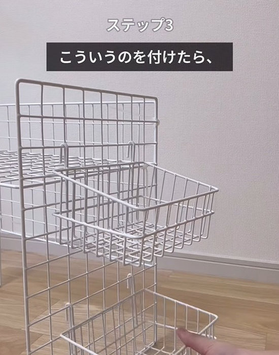 組み立てたワイヤーネットにワイヤーカゴを取り付ける様子