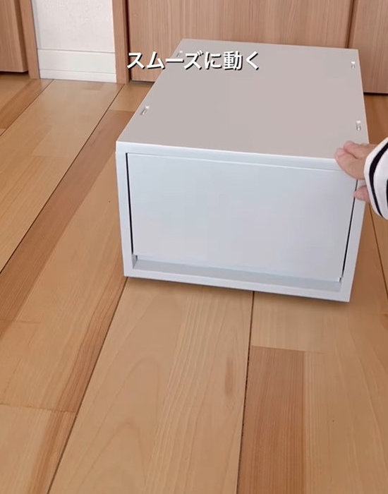 無印良品の小物収納ケースを動かす様子