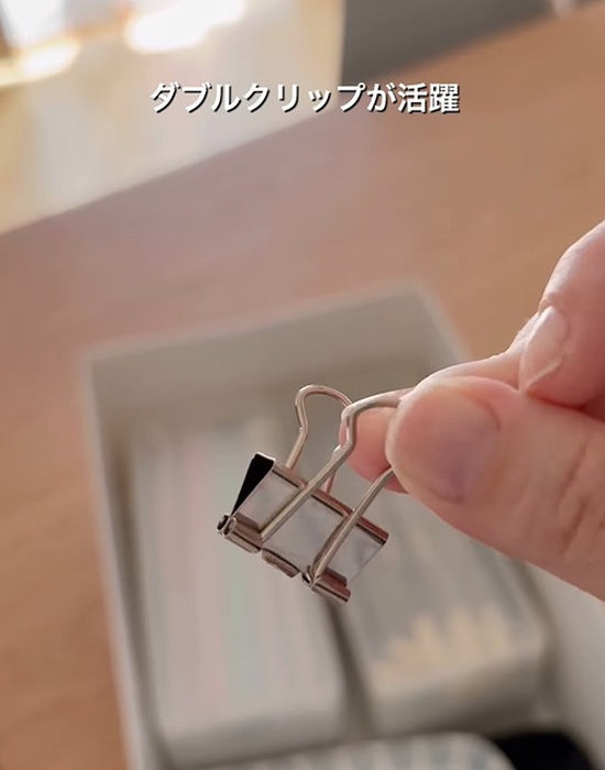ダイソーのダブルクリップを手にしている様子
