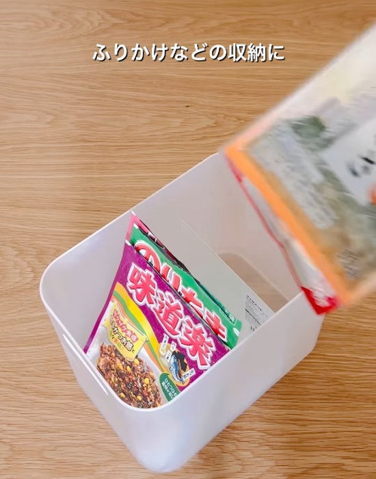 積み重ね収納ボックスにふりかけを入れている様子