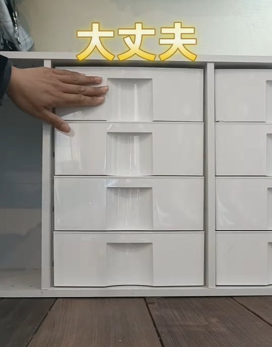 カラーボックス内のレールボードに引き出しを入れる様子