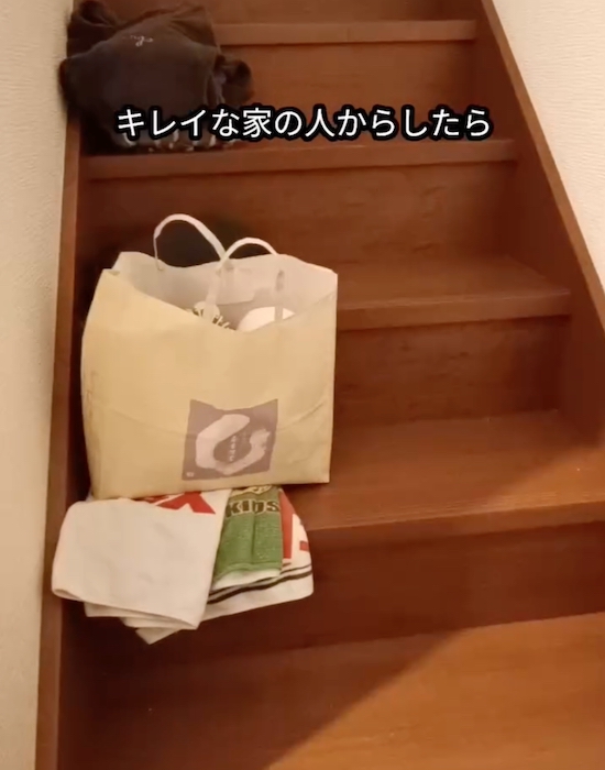 物が置かれた階段