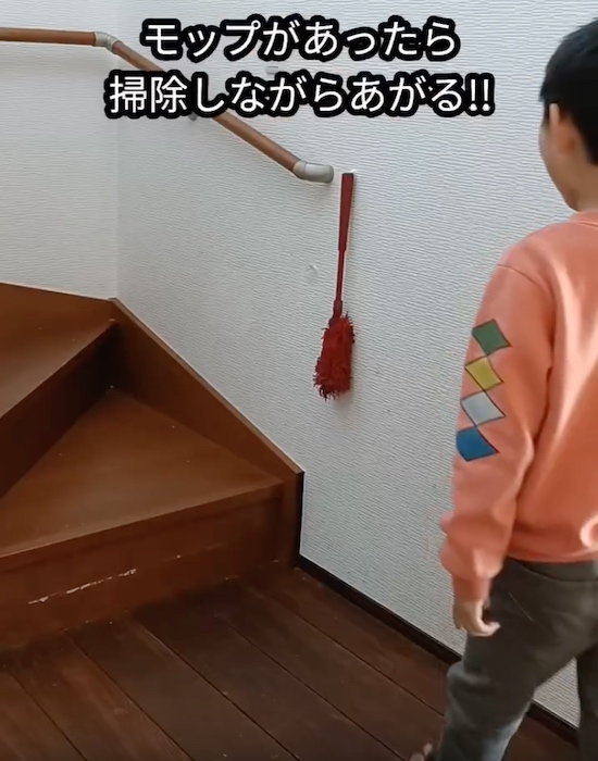 階段の手前にいる子供