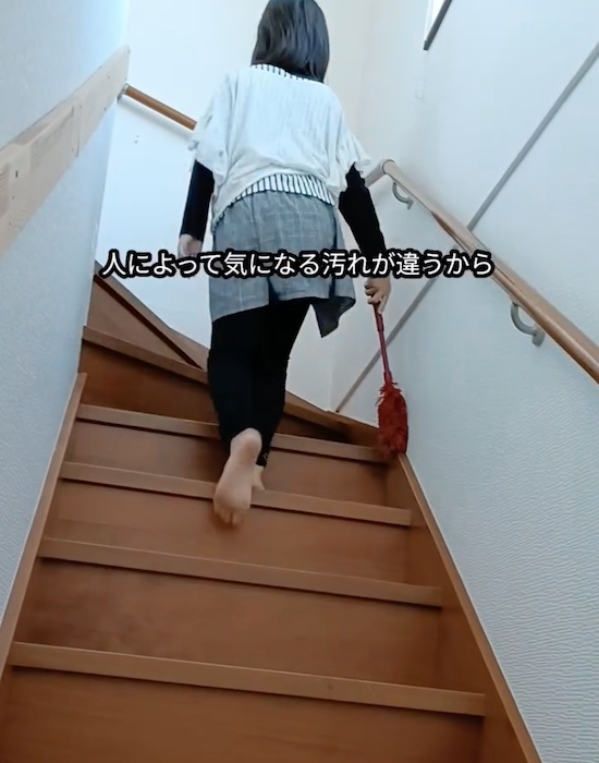 階段掃除をしている女の子
