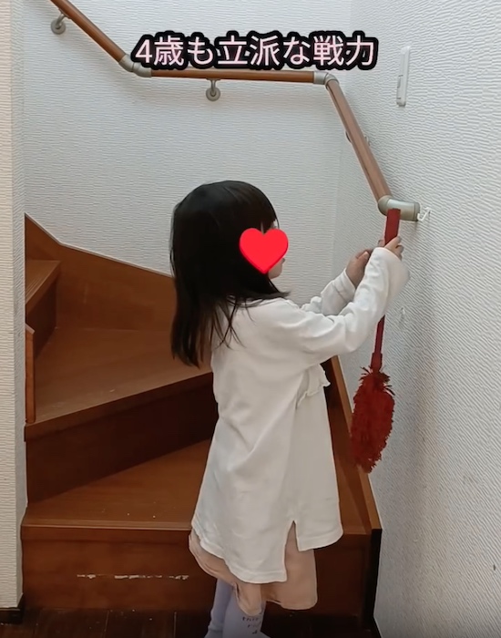 モップを片付けている女の子