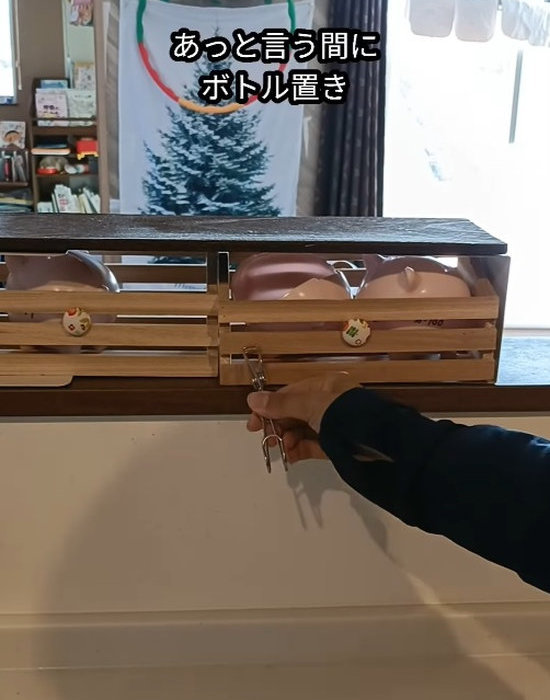 ステンレスフックを逆さまに設置する様子