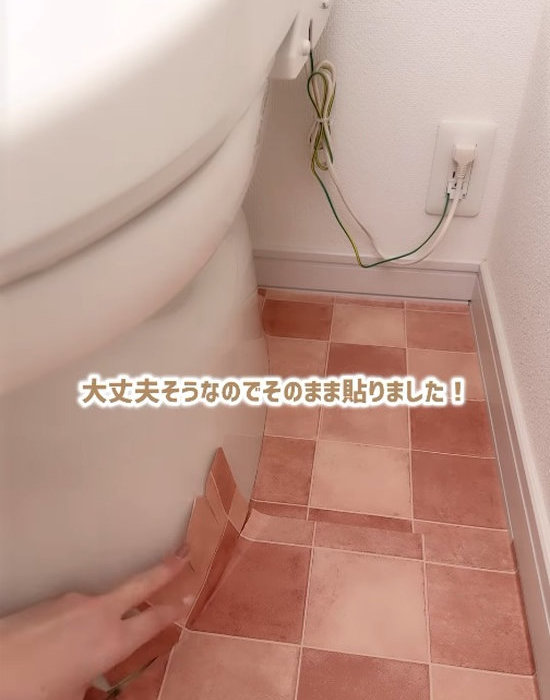 リメイクシートを貼り付けている様子