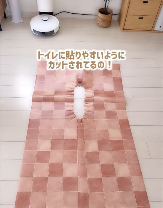 床に広げられたトイレのリメイクシート