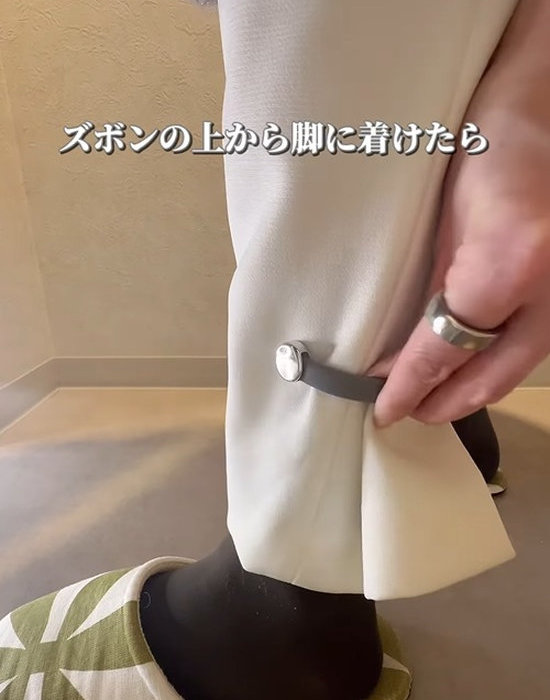 アームバンドをふくらはぎに付ける様子
