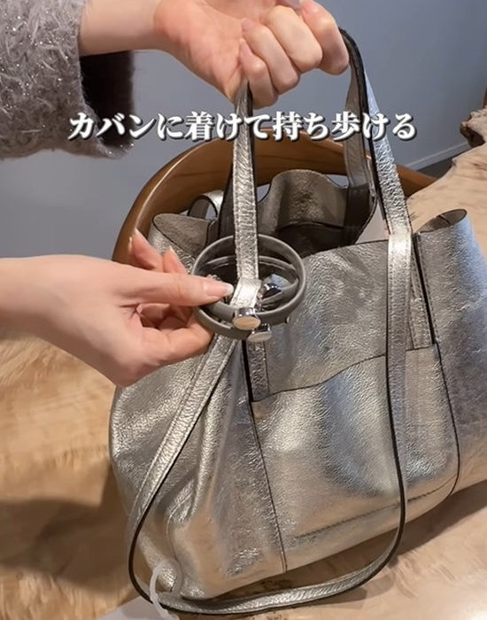 アームバンドをバッグに取り付けている様子