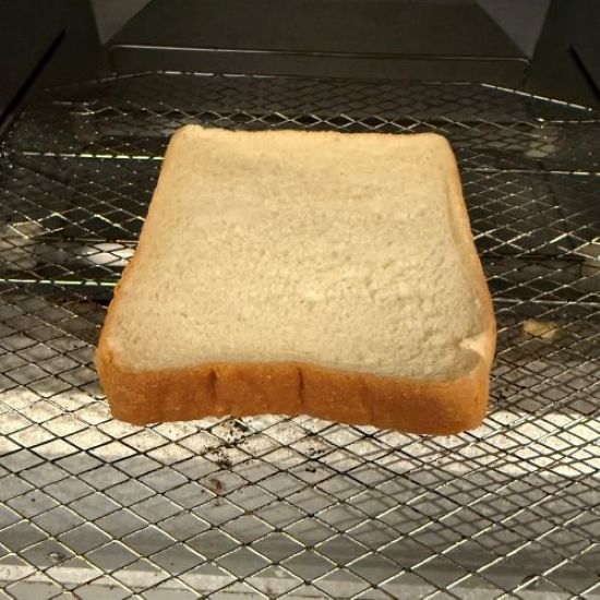 トースターの網に食パンをのせた様子