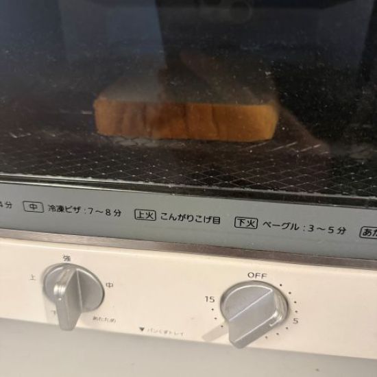 トースターで食パンを焼く様子