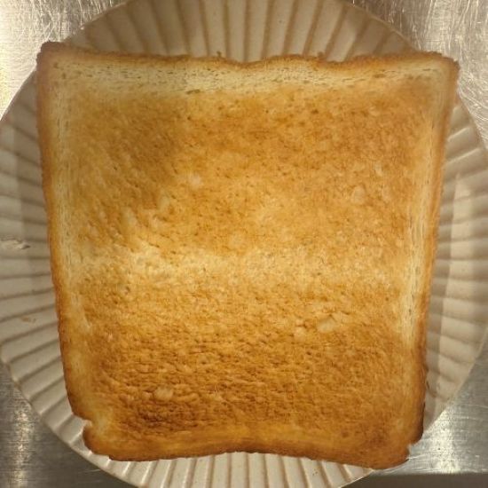 均一に焼き目がついた食パンを皿にのせた様子