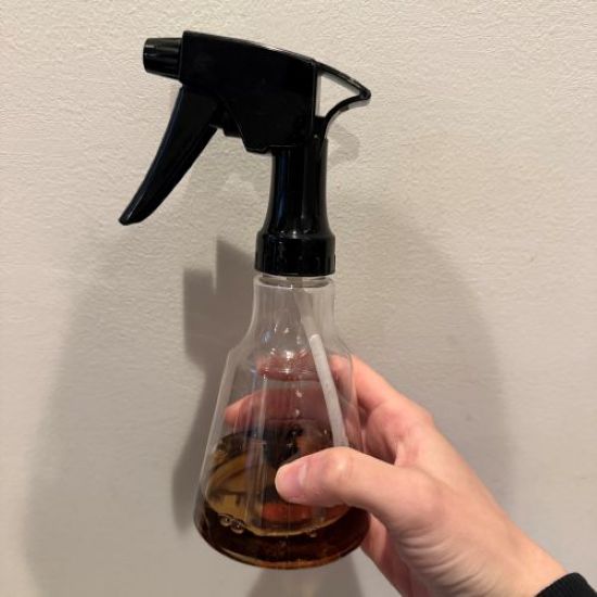 麦茶を入れた霧吹きの写真
