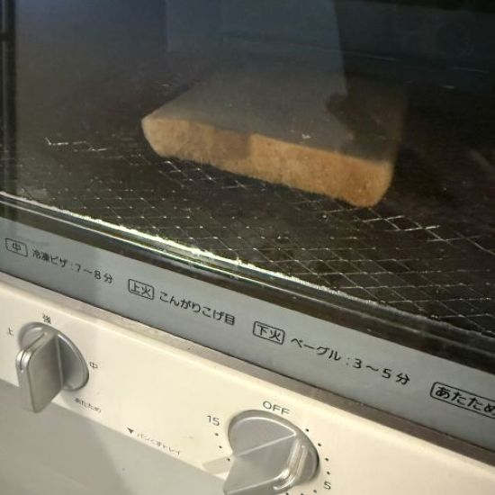 麦茶を吹きかけた食パンをトースターで焼く様子