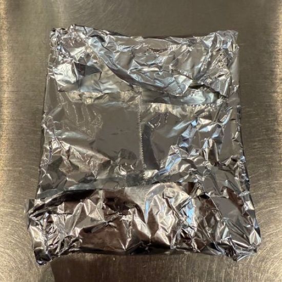 アルミホイルで包まれた食パンの写真