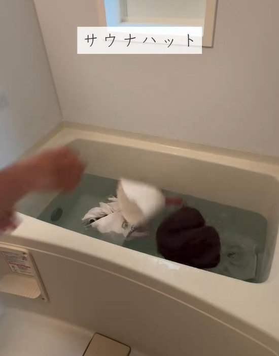 サウナハットやタオルが入った浴槽