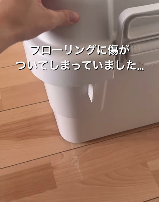 収納ボックスによって付いたフローリングの傷