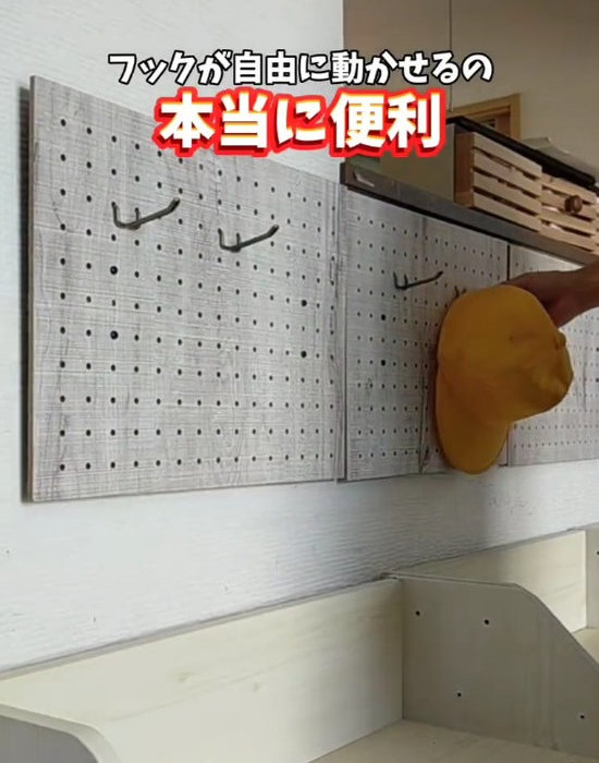 フックを取り付けた有孔ボード