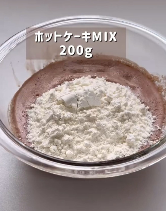 溶けたスーパーカップにホットケーキミックスを加えている様子