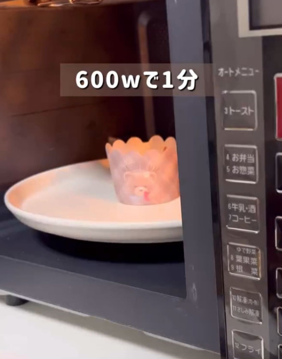 生地を電子レンジで加熱している様子