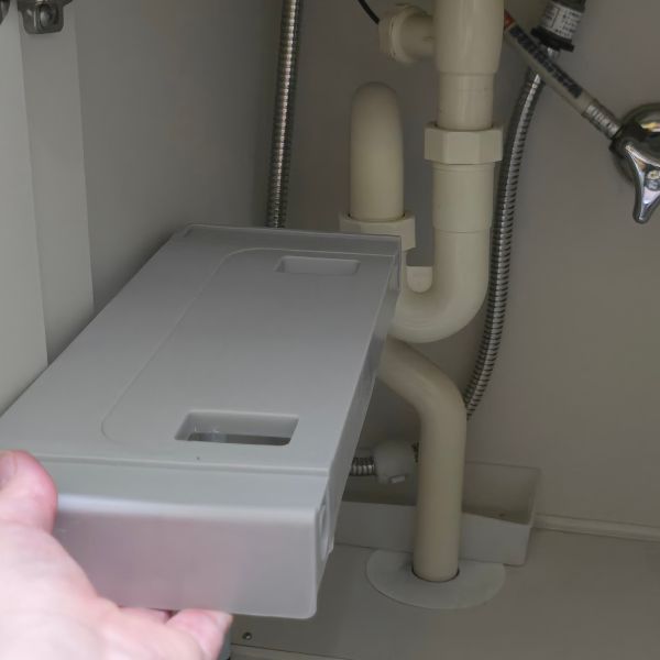排水管と天板の大きさを確認している様子