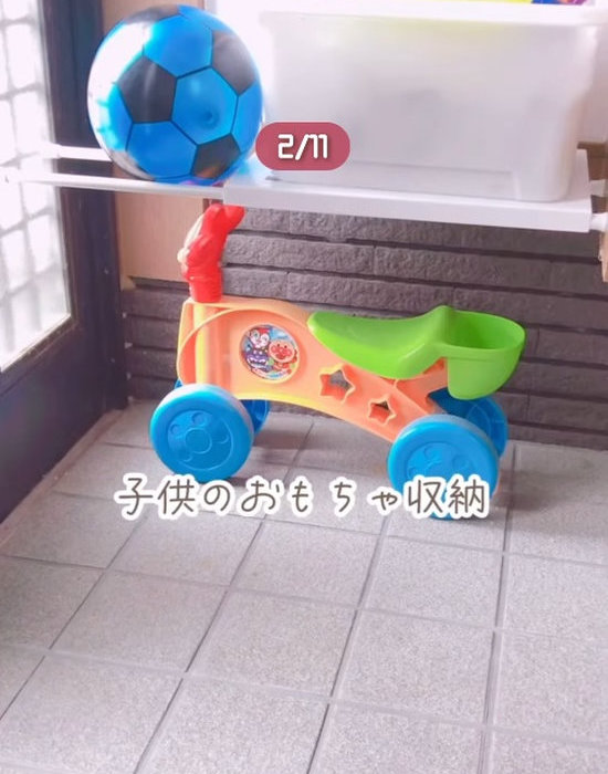 突っ張り棒とスライド棚を使ったおもちゃ収納