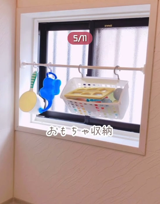 突っ張り棒にかけられたお風呂のおもちゃ