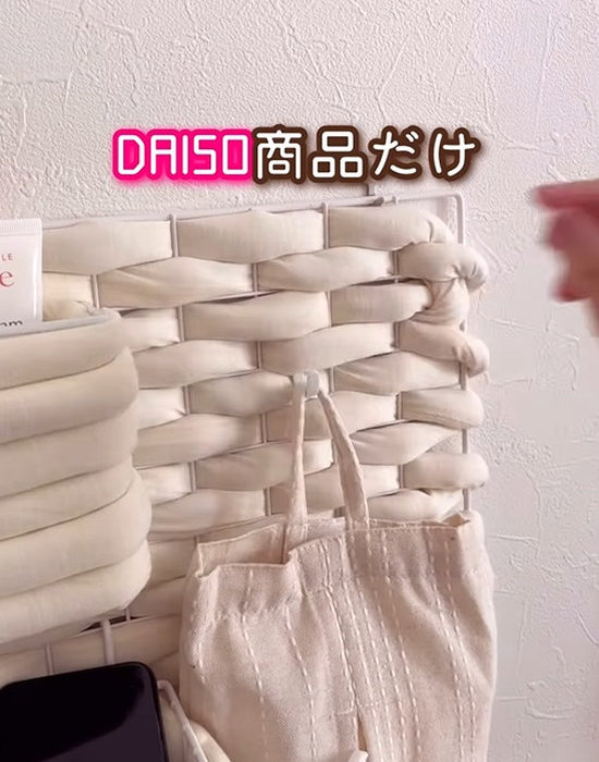 壁掛け収納に掛けたバッグ