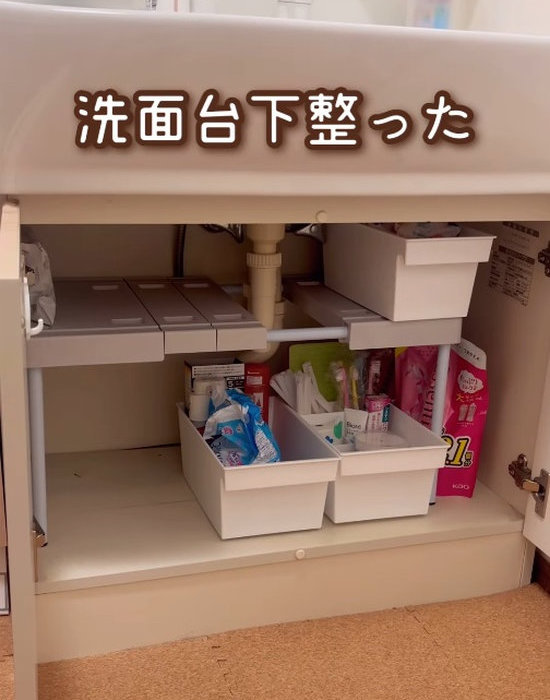 物を収納した洗面台下の押入れフリーラック