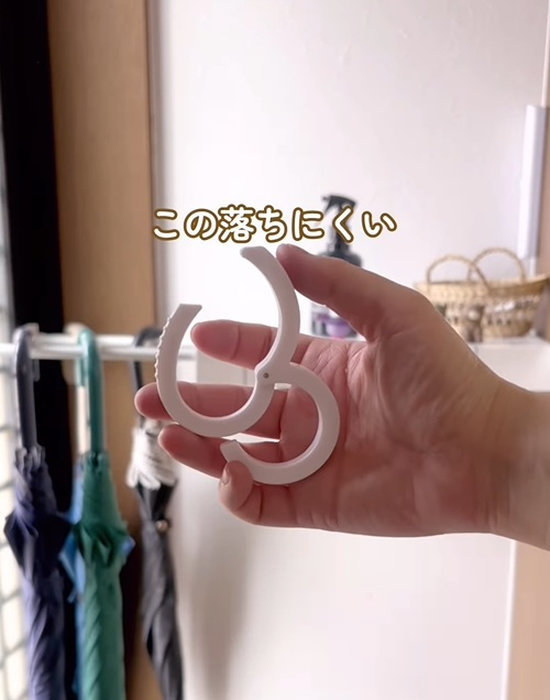 S字フックを手にしている様子