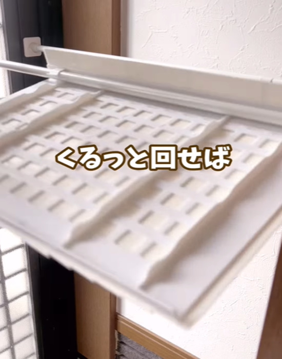 つっぱり棒にスライド棚を引っかける様子