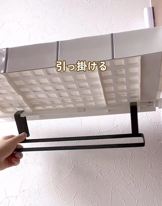 つっぱり棒にタオルハンガーを設置した様子
