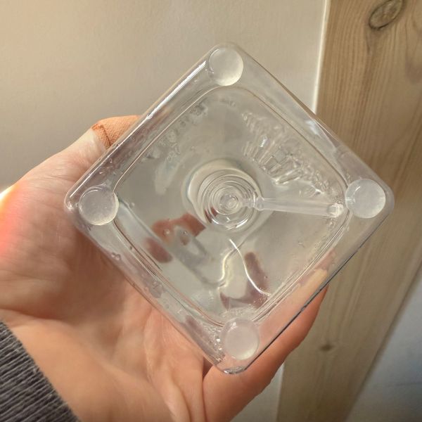 ハンドソープの容器の底にクッションゴムを貼った様子