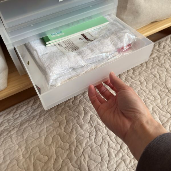 引き出しを開ける様子