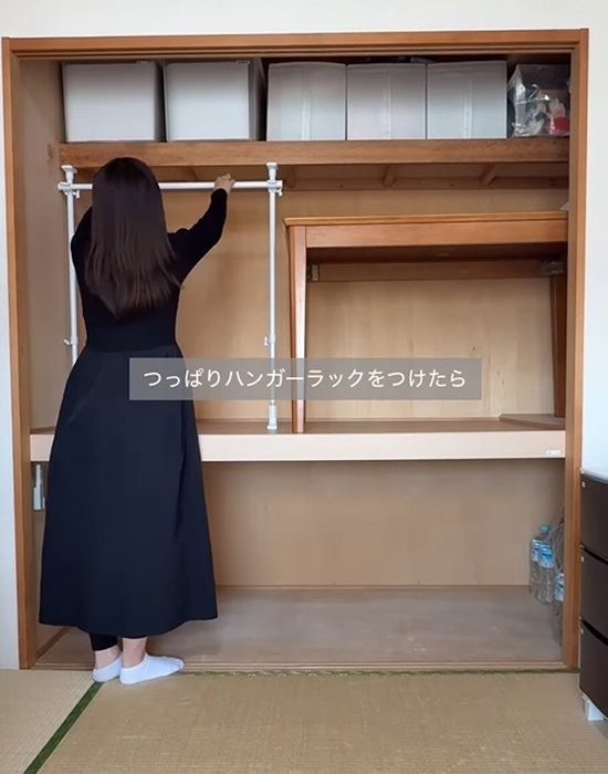 押入れの中にハンガーラックを設置する様子