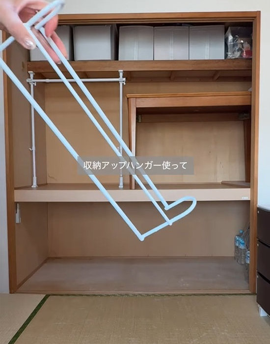 衣類収納アップハンガーを手にしている様子
