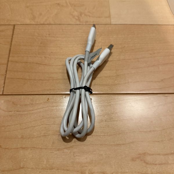 束ねたコードにラベルを付けた様子