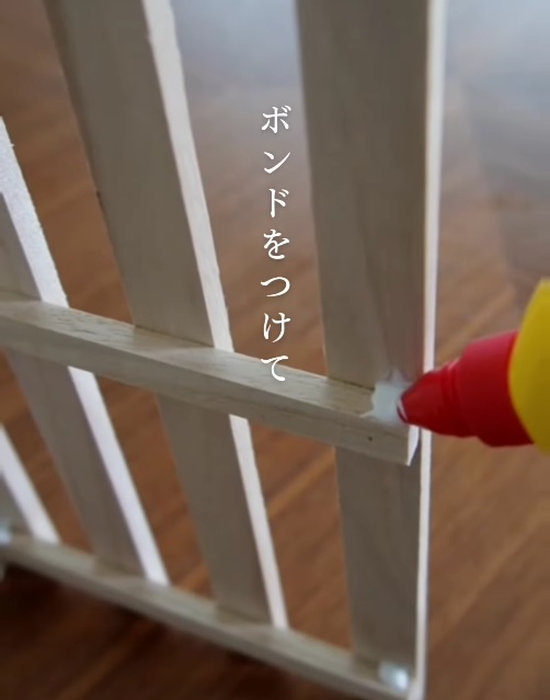 接着剤を付ける様子