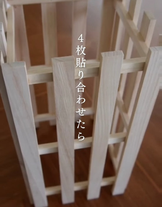 すのこを貼り合わせた様子