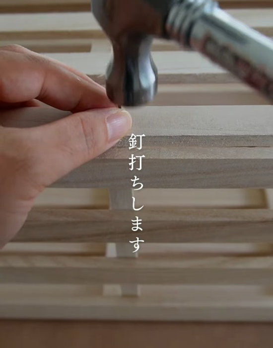 釘を打ち込んでいる様子