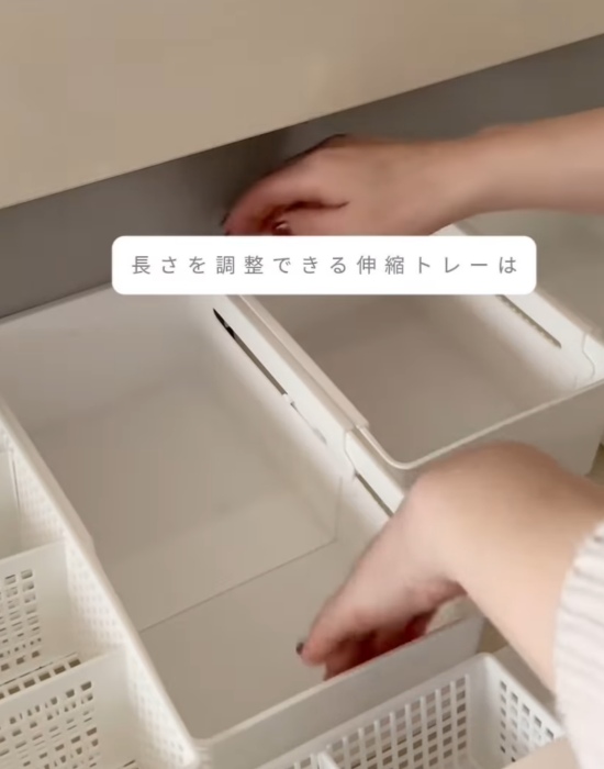 セリアの『伸縮トレー　Lサイズ』を伸ばしている様子