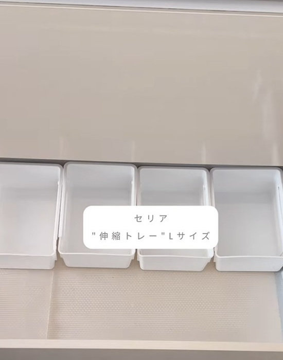 セリアの『伸縮トレー　Lサイズ』をシンク下に置いている様子