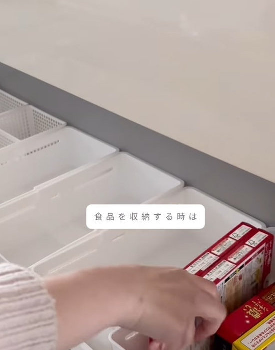 セリアの『伸縮トレー　Lサイズ』に食料品を入れている様子
