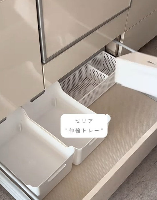 セリアの『仕切りボックス深型』や『伸縮トレー』を配置している様子