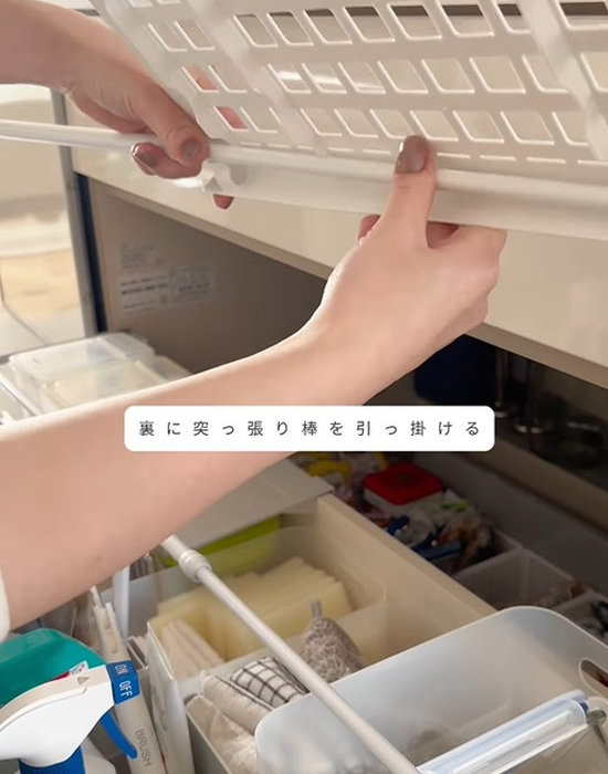 突っ張り棒をダイソーの棚に取り付けている様子