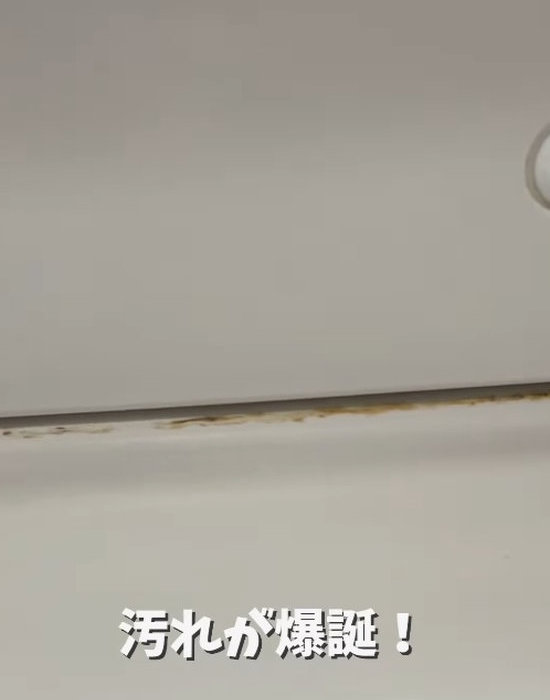 隙間が汚れた状態の洗面台